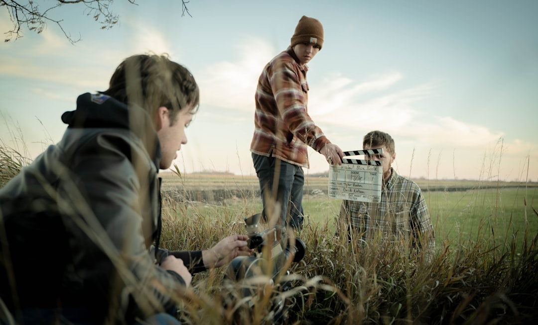 Veelzijdige rollen en frisse humor: films en tv-programma’s met Leo Alkemade