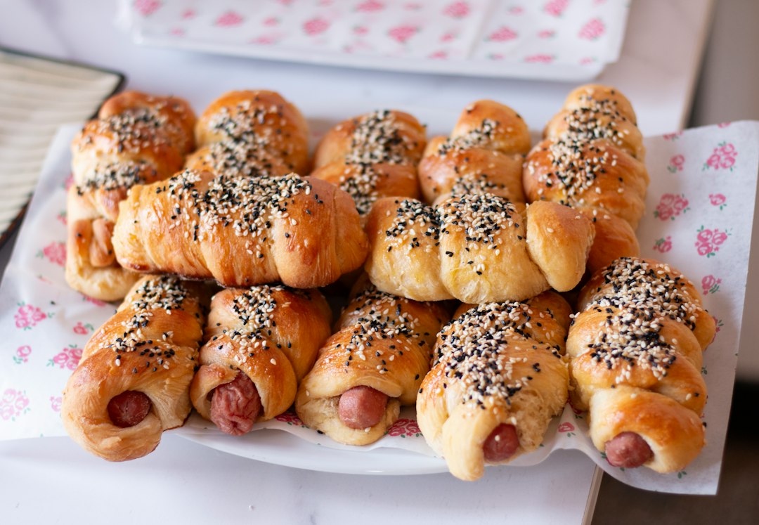 Saucijzenbroodje opwarmen in de airfryer: zo doe je het goed